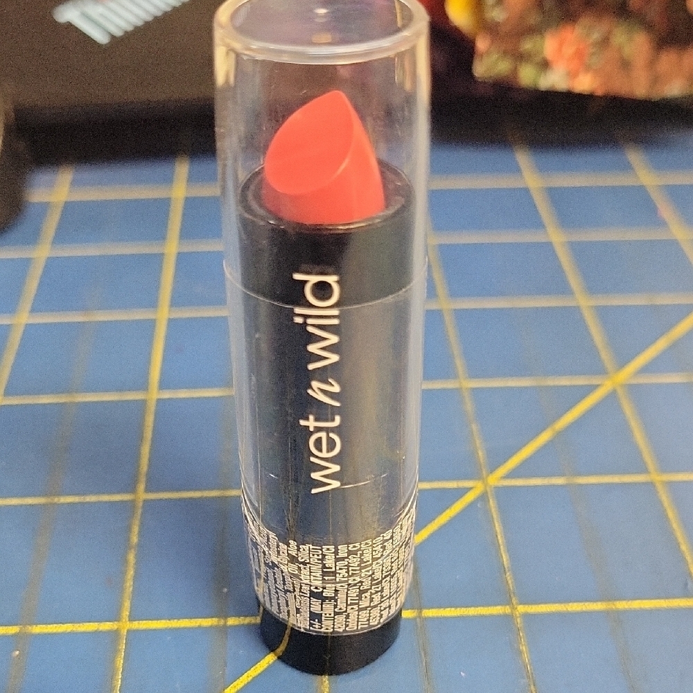 Wet n Wild's vibrant 542B HOT PARIS Pink Lipstick New Sealed Tube